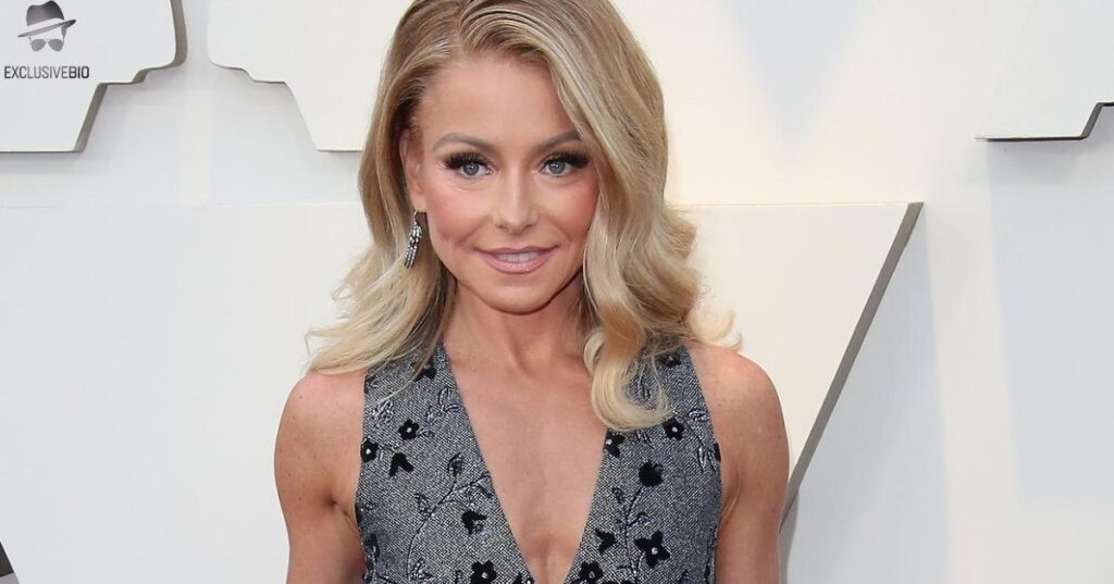 Kelly Ripa’s Bra and Breast Size